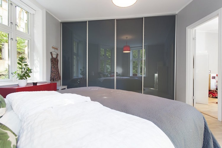 dressing-pour-petite-chambre-dressing-moderne-gris-portes-coulissantes