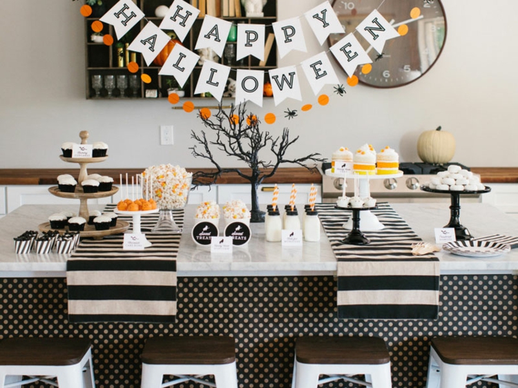 déco-Halloween-maison-chemins-table-présentoirs-gâteaux-noir-blanc