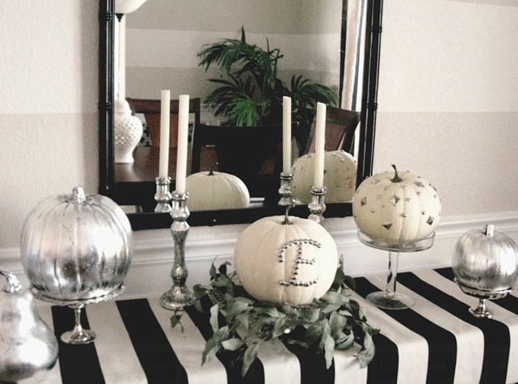 déco-Halloween-maison-citrouilles-colorées-gris-argenté-ambiance-sophistiquée