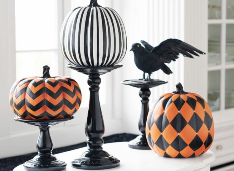 déco-Halloween-maison-citrouilles-colorées-motifs-noirs-blancs-oranges