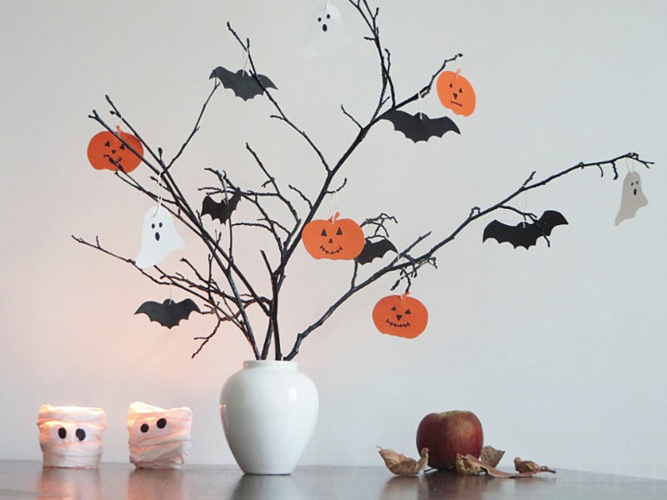 déco-Halloween-maison-peinture-murlae-motifs-arbre-citrouilles-visage-chauves-souris-fantômes