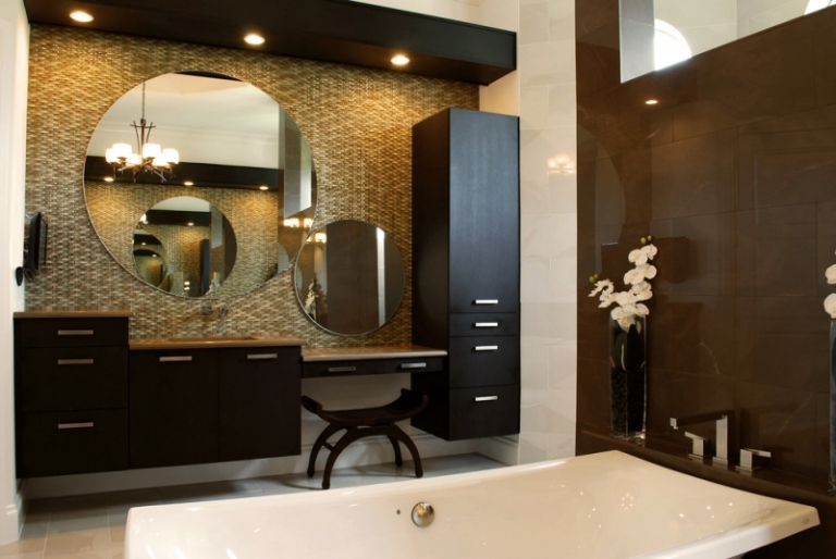 déco-salle-bain-zen-miroirs-ronds-design-mobilier-noir
