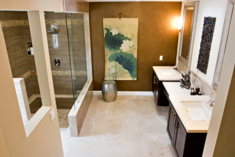 déco-salle-bain-zen-sol-marbre-mur-vert-cadre-motifs-fleuris