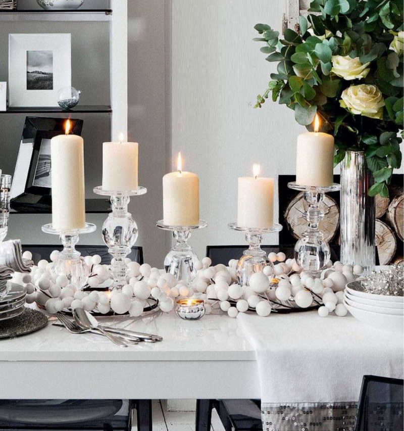 déco-table-Noel-argent-blanc-bougeoirs-verre-vase-marcurisé