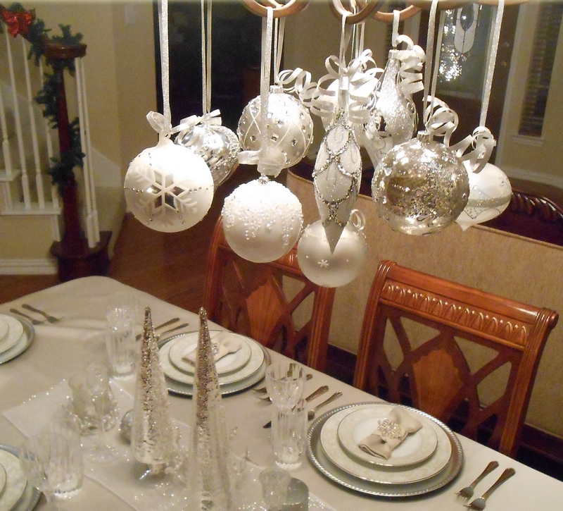 déco-table-Noel-argent-blanc-boules-suspendues-dessus-table