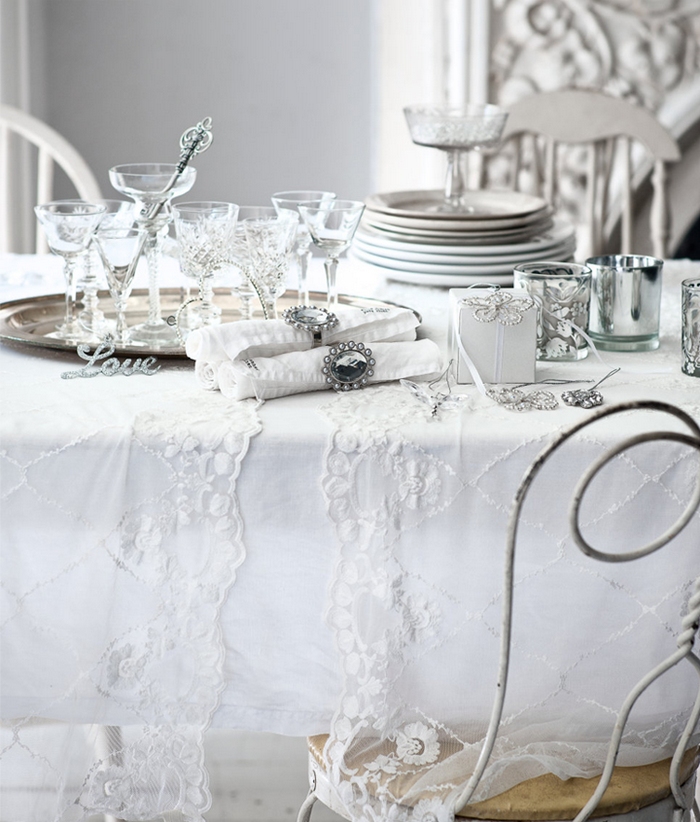 déco table Noël argent blanc-chic-nappe-dentelle-objets-vintage