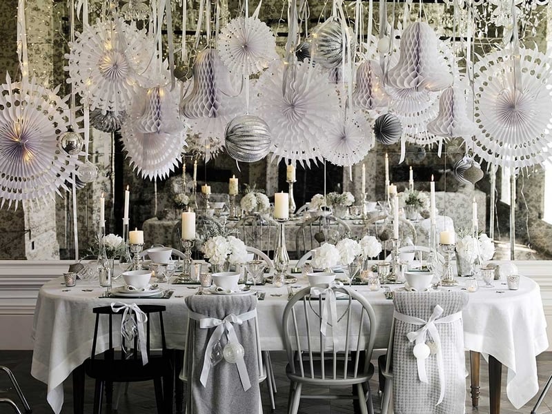 déco-table-Noel-argent-blanc-gris-ornements-papier-chaises-dépareillées