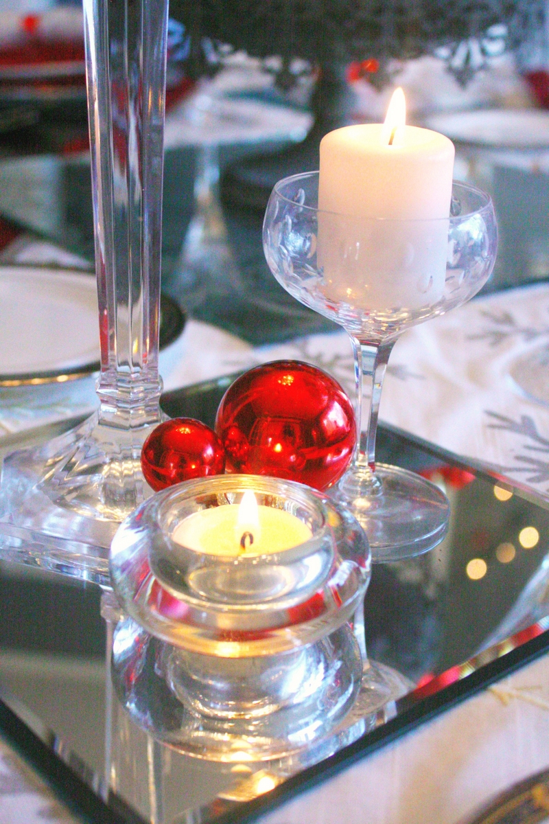 déco-table-Noel-argent-blanc-rouge-bougie-boule-base-miroir
