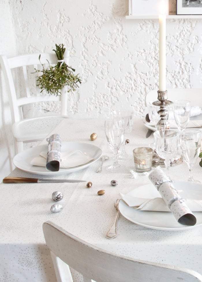 déco-table-Noel-argent-blanc-élégante-style-champêtre-chic