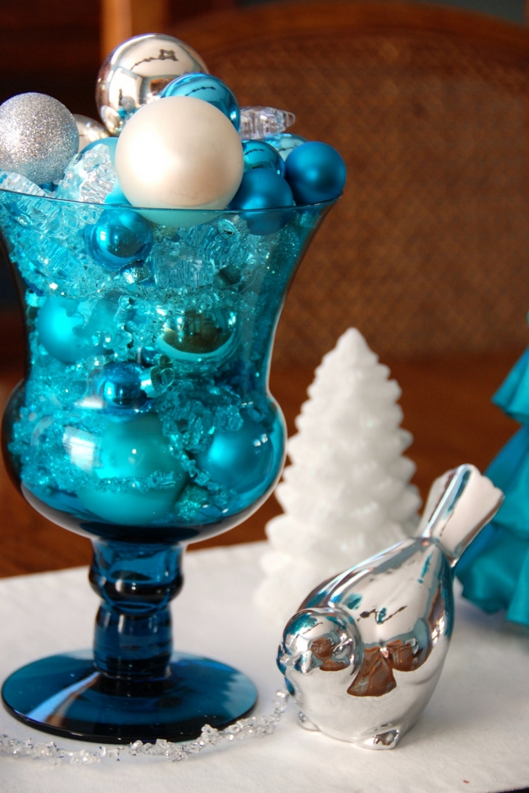 déco-table-Noel-argent-boules-vase-bleu-oiseau-argent-super-chic