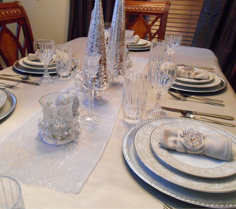 déco-table-Noel-argent-chemin-table-sapins-bougeoirs