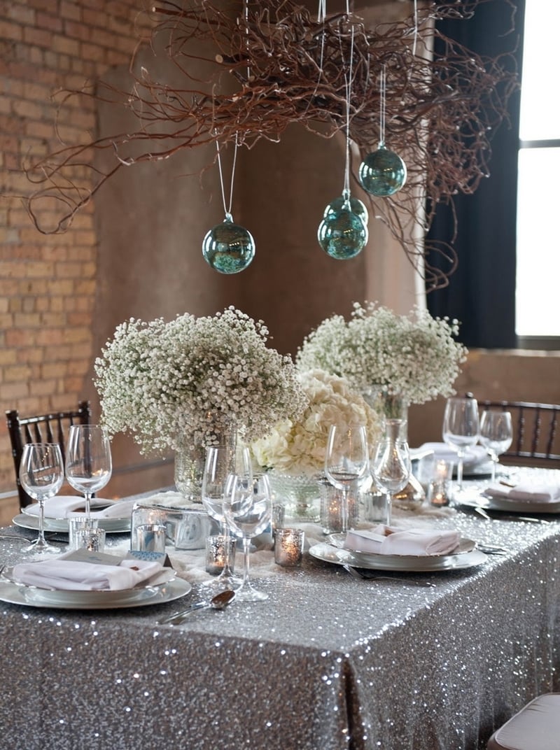 déco-table-Noel-argent-gypsophiles-nappe-glamour-branches-boules