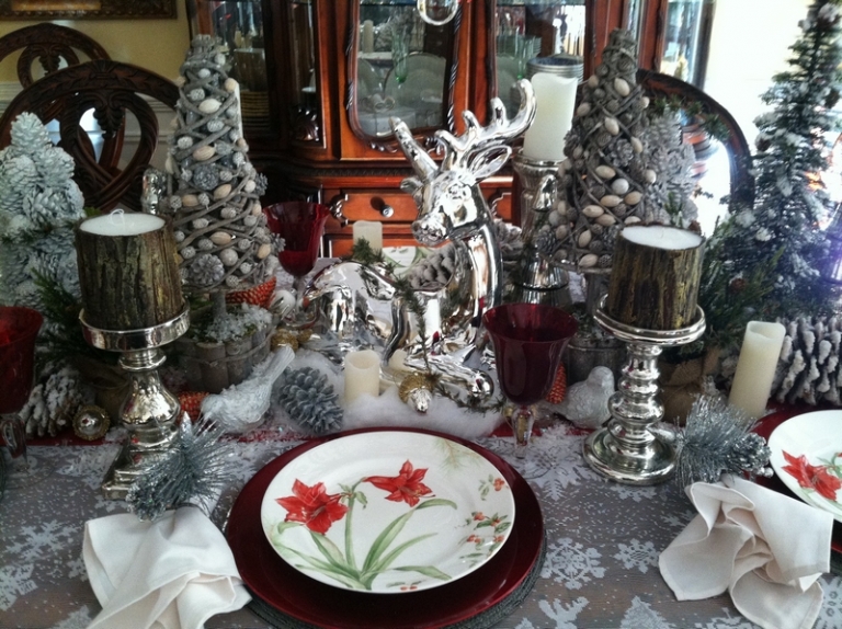 déco table Noël argent opulente-service-table-fleurs-rouges