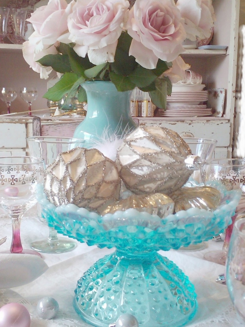 déco-table-Noel-argent-turquoise-roses-boules-style-shabby-chic