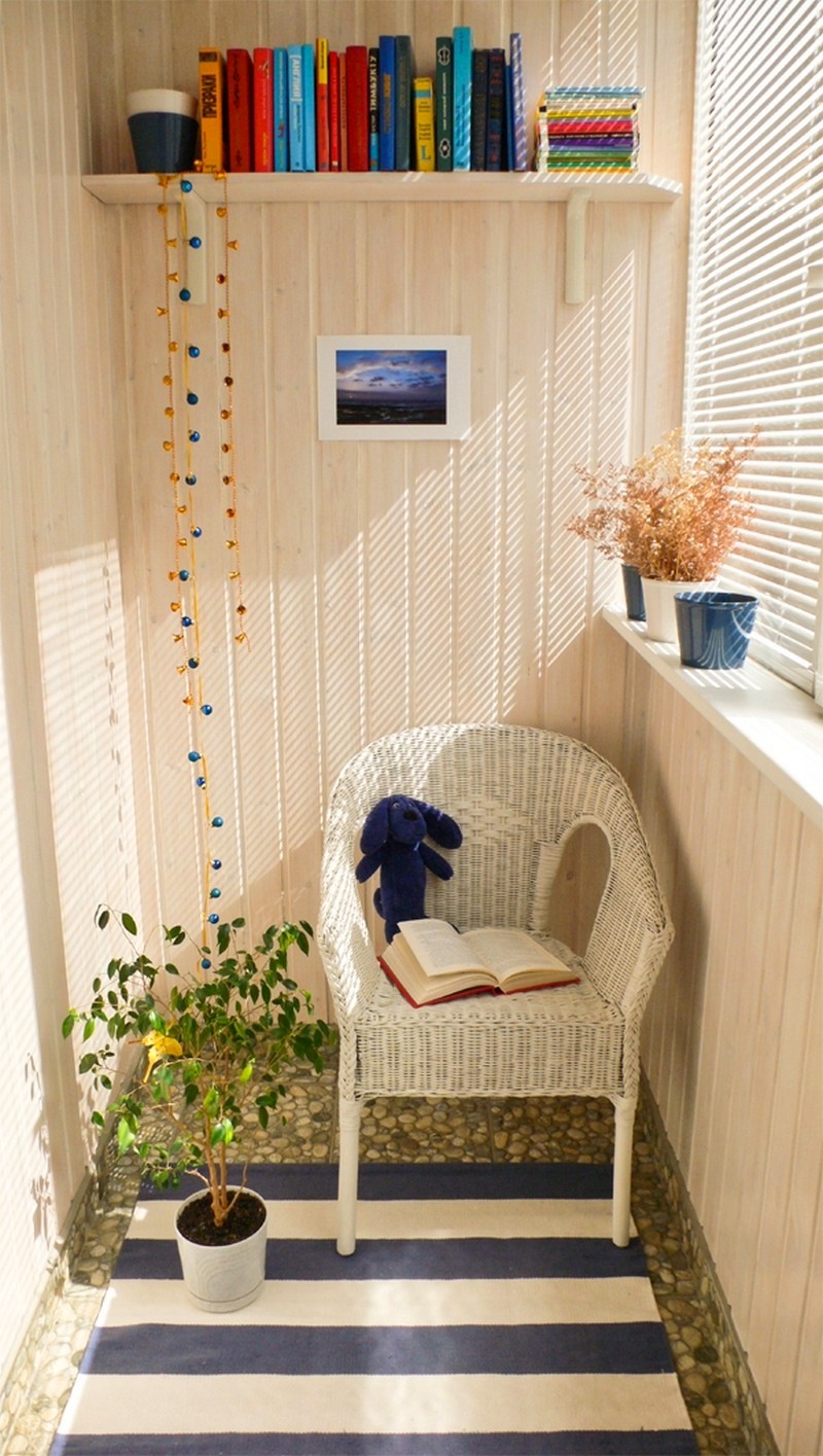 décoration-balcon-aménagement-coin-lecture-fauteuil-tressé