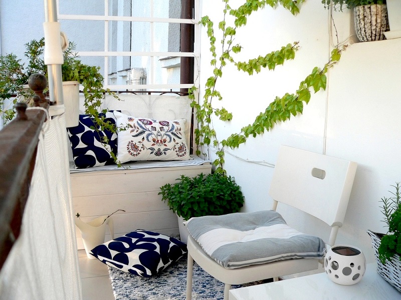 décoration-balcon-banc-bois-blanc-chaise-coussins-brise-vue