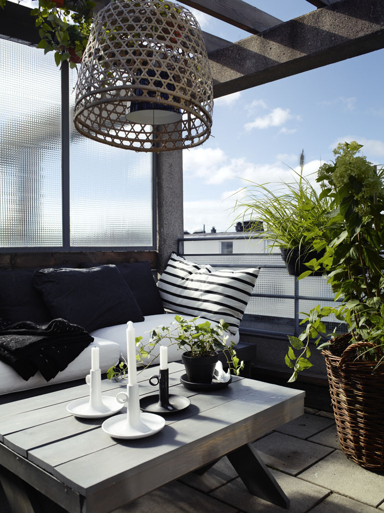 décoration-balcon-blanc-noir-bougeoirs-coussin-rayé-table-bois