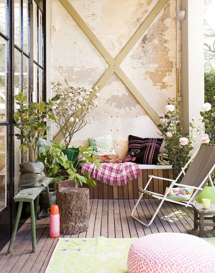 décoration-balcon-bohème-banc-transat-coussins-plantes