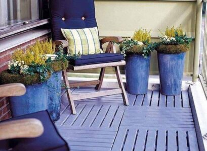 décoration-balcon-caillebotis-bois-chaises-galettes-bleues
