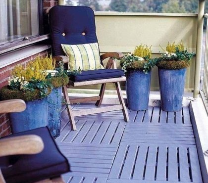 décoration-balcon-caillebotis-bois-chaises-galettes-bleues