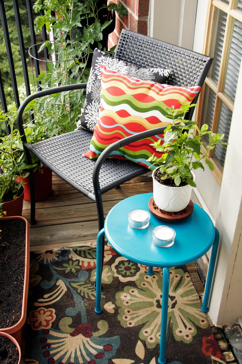 décoration balcon coussins tapis motifs-tabouret-table-bleu