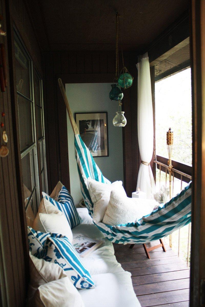 décoration-balcon-hamac-rayé-banc-coussins-rideaux-blancs