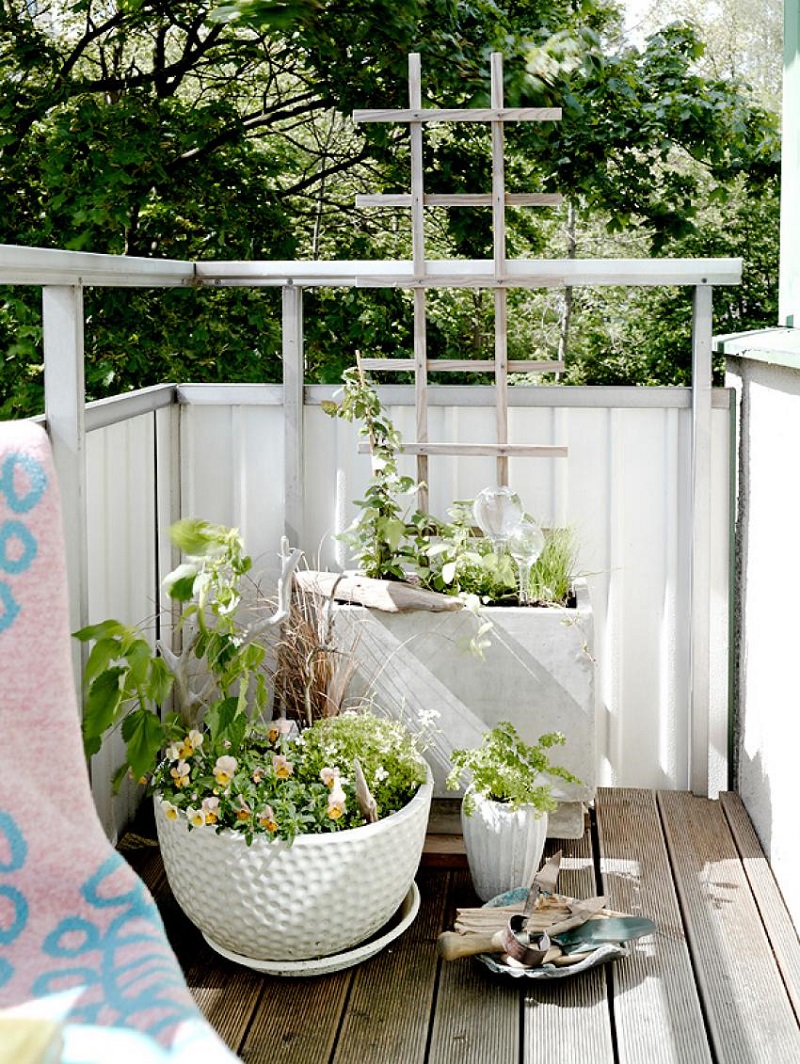 décoration-balcon-jardinières-blanches-brise-vue-assorti