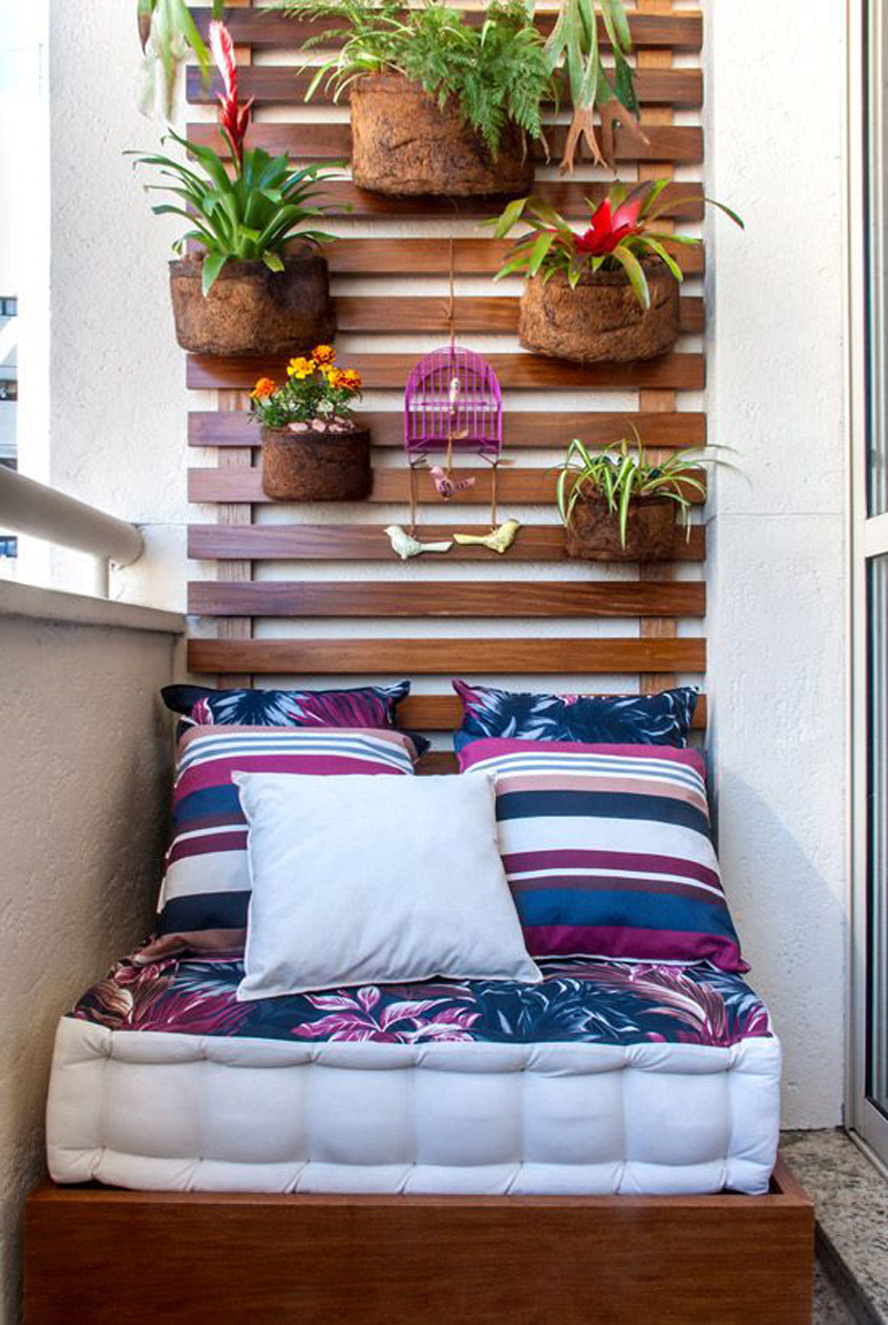 décoration-balcon-matelas-sol-coloré-coussins-assortis-pots-accrochés