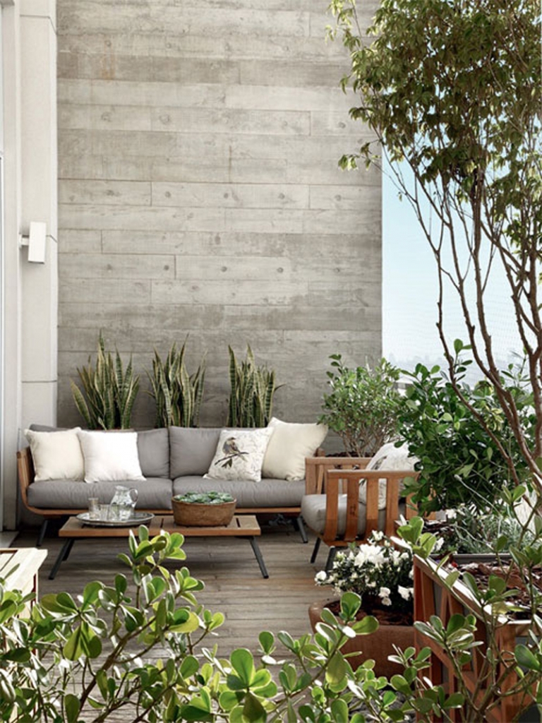 décoration-balcon-mur-béton-meubles-bois-verdure-coussins