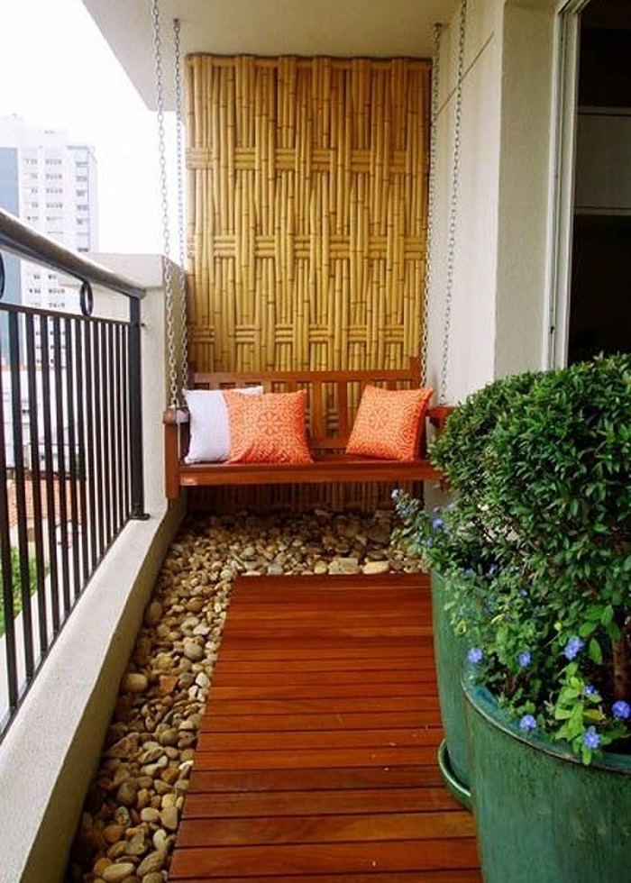 décoration-balcon-plancher-bois-galets-balancelle-palissade