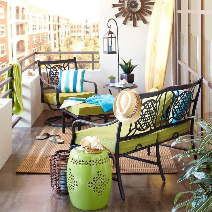 décoration balcon vert pistache meubles métal-lanterne-tapis-sisal