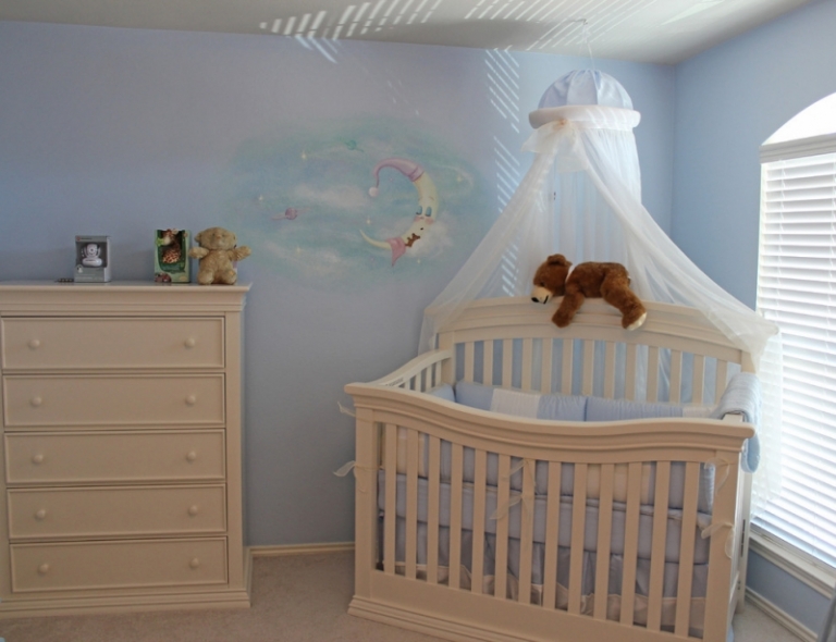 décoration-chambre-bébé-garçon-bleu-clair-meubles-blancs