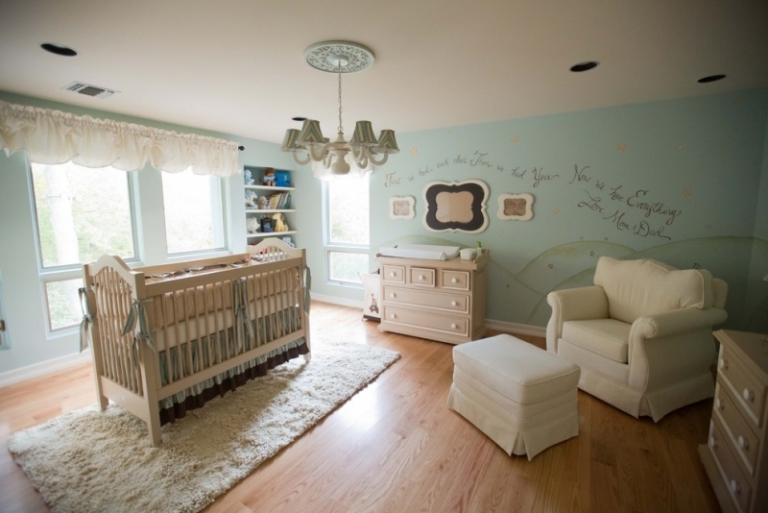 décoration-chambre-bébé-garçon-bleu-lit-bébé-bois