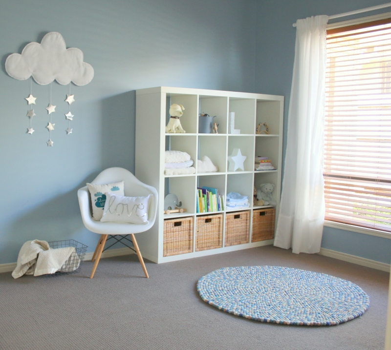décoration-chambre-bébé-garçon-bleu-pâle-mobilier-blanc