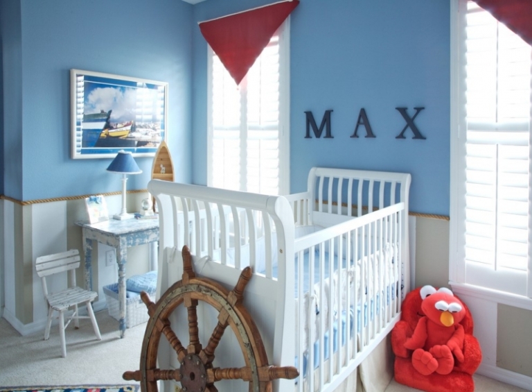 décoration-chambre-bébé-garçon-lit-bébé-blanc-murs-bleu-clair