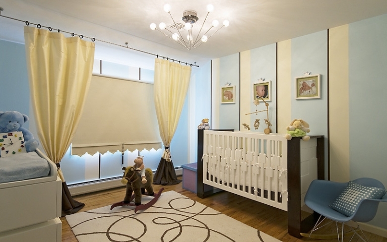 décoration-chambre-bébé-garçon-lit-bébé-blanc-tapis-motifs