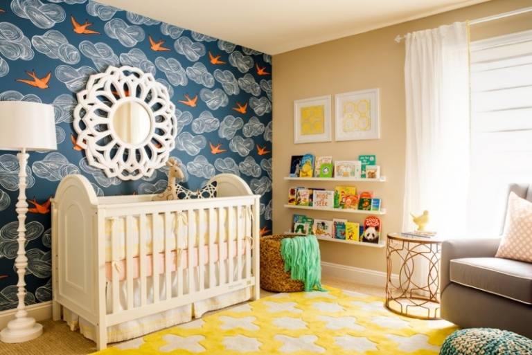 décoration-chambre-bébé-garçon-mur-bleu-tapis-jaune-blanc