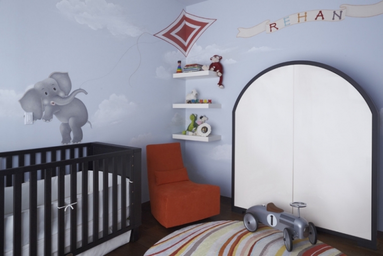 décoration-chambre-bébé-garçon-murs-bleu-clair-chaise-rouge