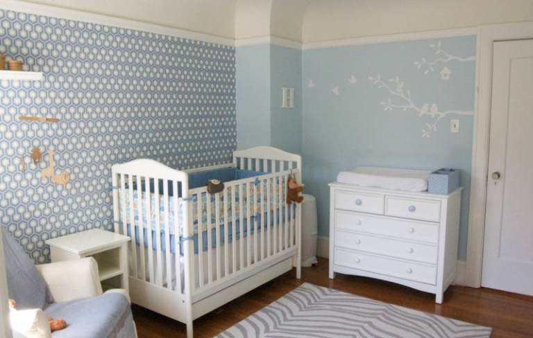 décoration-chambre-bébé-garçon-papiers-peints-blanc-bleu