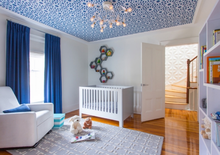 décoration-chambre-bébé-garçon-plafond-bicolore