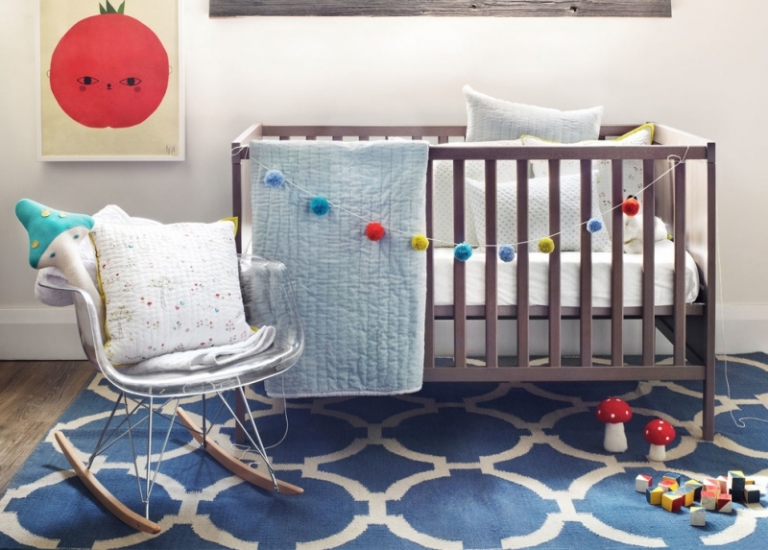 décoration-chambre-bébé-garçon-tapis-bleu-blanc-motifs