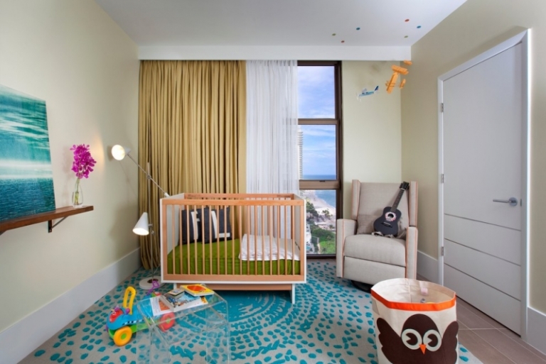 décoration-chambre-bébé-garçon-tapis-bleu-sarcelle-cadre-assorti