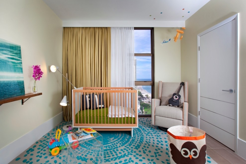 décoration-chambre-bébé-garçon-tapis-bleu-sarcelle-cadre-assorti