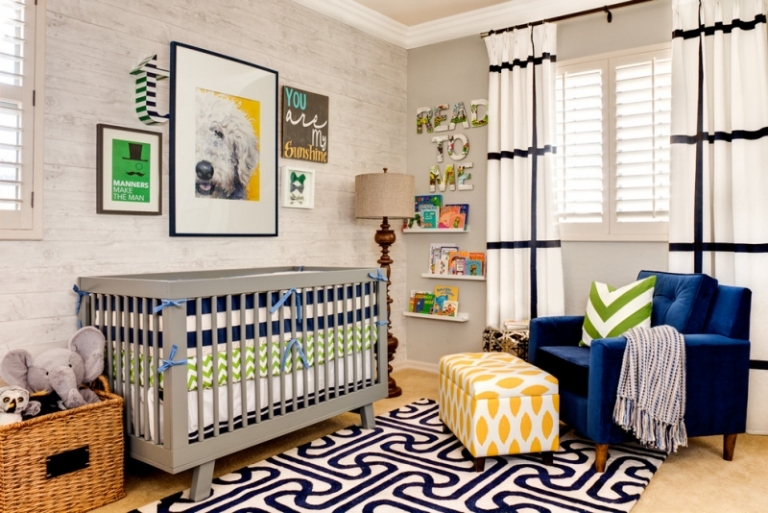 décoration-chambre-bébé-garçon-tapis-motifs-bleus-fauteuil-assorti