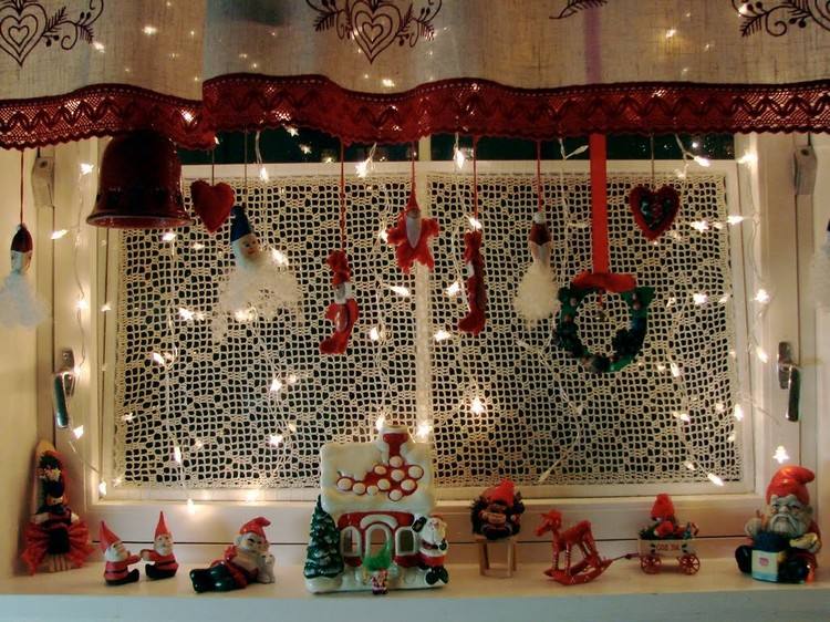 décoration-fenêtre-Noël-accessoires-suspendus-colorés-rideaux-rouges-assortis