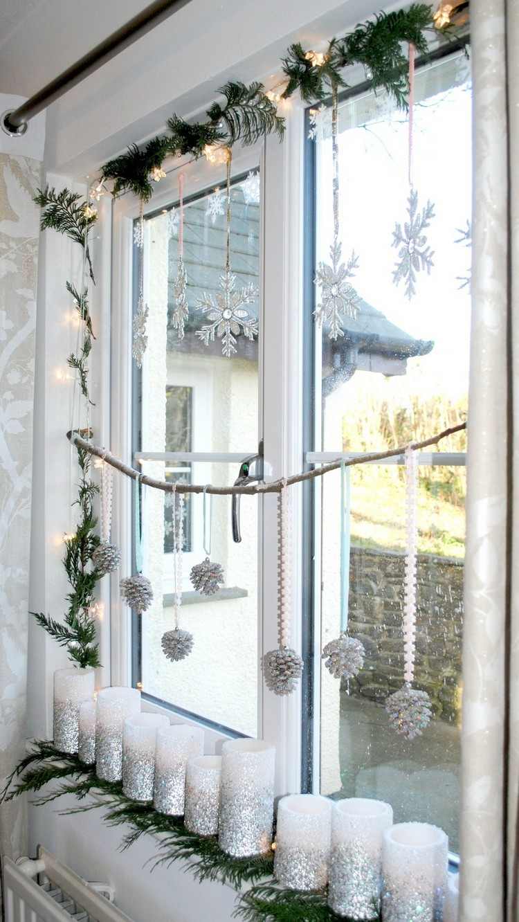 décoration-fenêtre-Noël-bougies-blanc-paillétées-argent