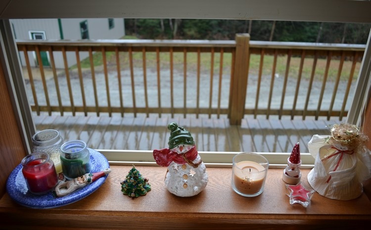 décoration fenêtre Noël bougies-colorées-bonshommes-neige