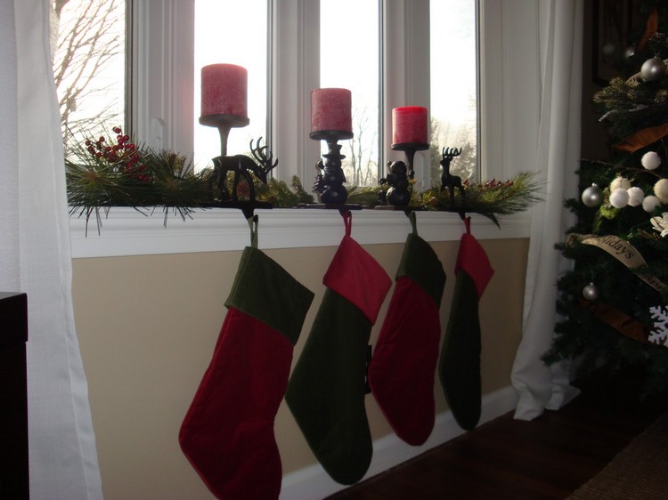 décoration-fenêtre-Noël-bougies-rouges-acessoires-assortis
