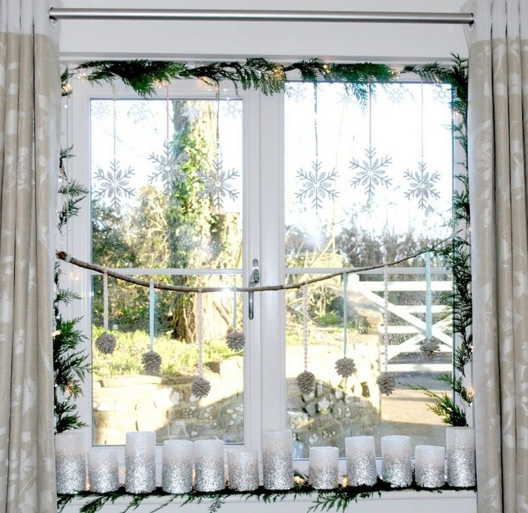 décoration-fenêtre-Noël-branches-sapin-bougies-blanc-argenté-pommes-pin-suspendues