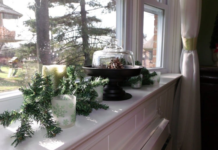 décoration-fenêtre-Noël-branches-sapin-rideaux-blancs